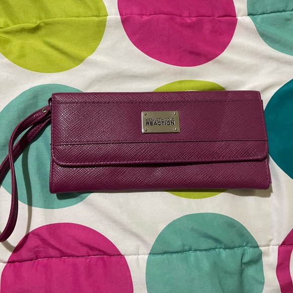 Kenneth Cole magenta wallet - Picture 1 of 3